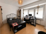 Elternschlafzimmer - STILVOLL INVESTIEREN – 3-ZIMMER MIT BALKON UND BLICK AUF DEN WASSERTURM