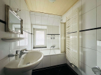 Badezimmer 2.OG - DREIPARTEIENHAUS MIT HOHEM POTENZIAL!