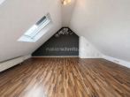 Schlafzimmer DG - WOHNEN AUF ZWEI EBENEN – 4-ZIMMER-MAISONETTE MIT BALKON UND STELLPLATZ!