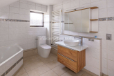 Badezimmer 1.OG - GROßZÜGIGES ZWEIFAMILIENHAUS MIT GARTEN UND GARAGE!