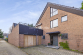 Frontansicht - GROßZÜGIGES ZWEIFAMILIENHAUS MIT GARTEN UND GARAGE!