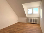 Wohnzimmer - DACHGESCHOSSWOHNUNG MIT KLIMAANLAGE ZUM VERLIEBEN!