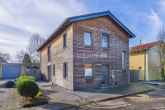 Titelbild - MODERNES FREISTEHENDES EINFAMILIENHAUS MIT EINLIEGERWOHNUNG, GARTEN, POOL & GARAGE
