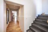 Treppenaufgang Einliegerwohnun - MODERNES FREISTEHENDES EINFAMILIENHAUS MIT EINLIEGERWOHNUNG, GARTEN, POOL & GARAGE