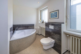 Badezimmer A2 - MODERNISIERTES ZWEIFAMILIENHAUS MIT GARTEN UND VIEL PRIVATSPHÄRE!