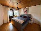 Schlafzimmer 1.OG - WOHNGLÜCK TRIFFT AUF SICHERE RENDITE!