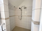 Badezimmer Dusche 1 - FREISTEHEND MIT 1.000 M² SÜDWESTGARTEN