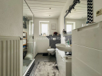 Badezimmer 1.OG - GEPFLEGTES MEHRFAMILIENHAUS MIT EIGENNUTZERPOTENZIAL!