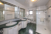 Badezimmer - FAMILIENFREUNDICHES ZWEIFAMILIENHAUS MIT GARTEN UND GARAGE!
