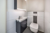 Gäste-WC - NEUBAU-BUNGALOW MIT ENERGIEEFFIZIENZKLASSE A+, GARAGE & SONNIGEM GARTEN!