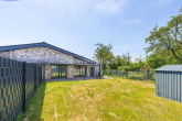 Rückansicht 1 - NEUBAU-BUNGALOW MIT ENERGIEEFFIZIENZKLASSE A+, GARAGE & SONNIGEM GARTEN!