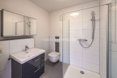 Badezimmer - NEUBAU-BUNGALOW MIT ENERGIEEFFIZIENZKLASSE A+, GARAGE & SONNIGEM GARTEN!