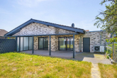 Rückansicht 2 - NEUBAU-BUNGALOW MIT ENERGIEEFFIZIENZKLASSE A+, GARAGE & SONNIGEM GARTEN!
