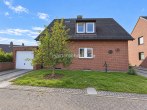 Vorderansicht - Ein Zuhause, zwei Wohnungen – freistehend, moderne Bäder und zwei Kaminöfen