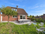 Rückansicht - Ein Zuhause, zwei Wohnungen – freistehend, moderne Bäder und zwei Kaminöfen