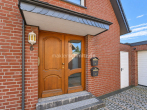 Hauseingang - Ein Zuhause, zwei Wohnungen – freistehend, moderne Bäder und zwei Kaminöfen