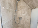 Dusche Spitzboden WE2 - Ein Zuhause, zwei Wohnungen – freistehend, moderne Bäder und zwei Kaminöfen