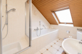 WE2: Bad - ZWEIFAMILIENHAUS MIT EINLIEGERWOHNUNG, DACHSTUDIO UND FÜNF BÄDERN