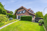Rückansicht - ZWEIFAMILIENHAUS MIT EINLIEGERWOHNUNG, DACHSTUDIO UND FÜNF BÄDERN