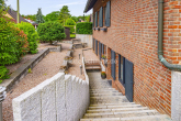 Eingang Einliegerwohnung/ Büro - ZWEIFAMILIENHAUS MIT EINLIEGERWOHNUNG, DACHSTUDIO UND FÜNF BÄDERN