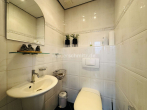 Gäste-WC - FAMILIENFREUNDLICHES EINFAMILIENHAUS MIT GARTEN & GARAGE MIT WEIHERBLICK!