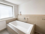Badewanne - HIER FINDET IHRE FAMILIE PLATZ