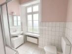 WE1/ EG li.: Bad - ALTBAU-CHARME AUSSEN, MODERNER WOHNKOMFORT INNEN – DREI WOHNEINHEITEN & PARKÄHNLICHER GARTEN