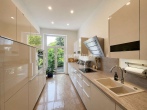 WE 3/ OG: Küche - ALTBAU-CHARME AUSSEN, MODERNER WOHNKOMFORT INNEN – DREI WOHNEINHEITEN & PARKÄHNLICHER GARTEN