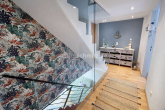 Treppe mit Glaswand - SORGENFREI WOHNEN – MODERNSTE HAUSTECHNIK & HÖCHSTE ENERGIEEFFIZIENZ