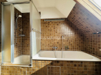 Badezimmer - RUHIG GELEGENES EINFAMILIENHAUS MIT ZWEI GARAGEN UND GARTEN!