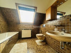 Badezimmer - RUHIG GELEGENES EINFAMILIENHAUS MIT ZWEI GARAGEN UND GARTEN!