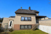 Rückansicht - RUHIG GELEGENES EINFAMILIENHAUS MIT ZWEI GARAGEN UND GARTEN!