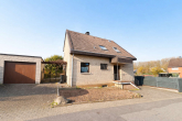 Frontansicht - RUHIG GELEGENES EINFAMILIENHAUS MIT ZWEI GARAGEN UND GARTEN!