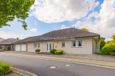 Vorderansicht - EIN ZUHAUSE. FÜR IMMER! STILVOLLER BUNGALOW MIT DOPPELGARAGE