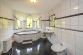 Master-Bad - EIN ZUHAUSE. FÜR IMMER! STILVOLLER BUNGALOW MIT DOPPELGARAGE