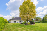 Rückansicht - EIN ZUHAUSE. FÜR IMMER! STILVOLLER BUNGALOW MIT DOPPELGARAGE
