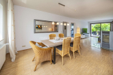Wohnen/ Essen mit Kamin - PLATZ FÜR GENERATIONEN – MODERNISIERTE BÄDER, KAMINOFEN, TERRASSE & GROSSER GARTEN