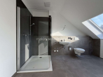 Badezimmer - GERÄUMIGE 3-ZIMMER-DACHGESCHOSSWOHNUNG MIT TOP-ENERGIEEFFIZIENZ!