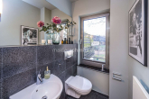 Gäste-WC - MODERNISIERTE HAUS-IM-HAUS MAISONETTE-WOHNUNG MIT SONNIGER DACHTERRASSE!