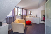 Zimmer DG - MODERNISIERTE HAUS-IM-HAUS MAISONETTE-WOHNUNG MIT SONNIGER DACHTERRASSE!