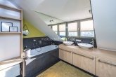Badezimmer DG A1 - MODERNISIERTE HAUS-IM-HAUS MAISONETTE-WOHNUNG MIT SONNIGER DACHTERRASSE!