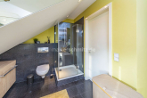 Badezimmer DG A2 - MODERNISIERTE HAUS-IM-HAUS MAISONETTE-WOHNUNG MIT SONNIGER DACHTERRASSE!