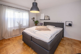Schlafzimmer - MODERNISIERTE HAUS-IM-HAUS MAISONETTE-WOHNUNG MIT SONNIGER DACHTERRASSE!