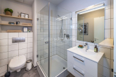 Badezimmer - MODERNISIERTE HAUS-IM-HAUS MAISONETTE-WOHNUNG MIT SONNIGER DACHTERRASSE!