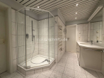 Badezimmer Ansicht 2 - HELLE 3–4 ZIMMER-ERDGESCHOSSWOHNUNG MIT GARTEN, SAUNA, BEHEIZTEM WINTERGARTEN & TG-STELLPLATZ