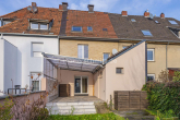 Rückansicht - GEPFLEGTES REIHENMITTELHAUS MIT SÜDTERRASSE UND GARTEN!