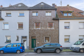 Frontansicht - GEPFLEGTES REIHENMITTELHAUS MIT SÜDTERRASSE UND GARTEN!