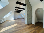 Wohnzimmer Ansicht 2 - M’GLADBACH – RHEYDT SANIERTE MAISONETTE-DACHGESCHOSSWOHNUNG INKL. KÜCHE & BALKON!