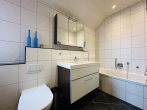 Badezimmer 1.OG - ATTRAKTIVES REIHENMITTELHAUS MIT WINTERGARTEN UND GARAGE