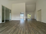 Wohn- Essbereich Ansicht 2 - M’GLADBACH – RHEYDT! HELLE 2-ZIMMER-WOHNUNG MIT OFFENER RAUMAUFTEILUNG NEBST GROßEN SONNENBALKON